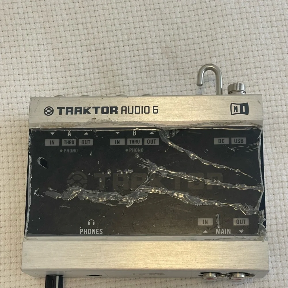 Native Instruments Traktor Audio 6 DJ Interface Set - Picture 2 of 6